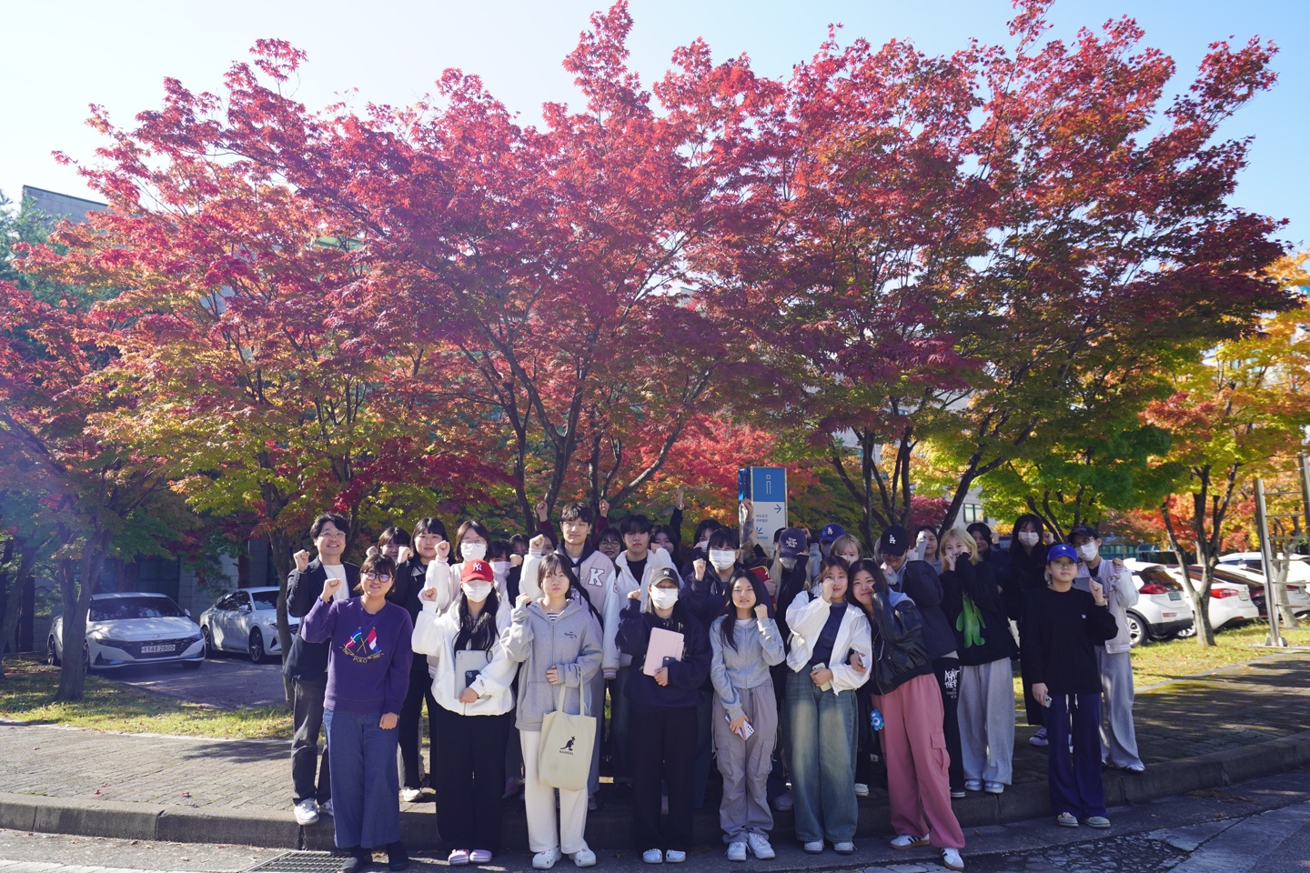 강현구 교수님과 1학년이 함께한 단풍사진 대표이미지